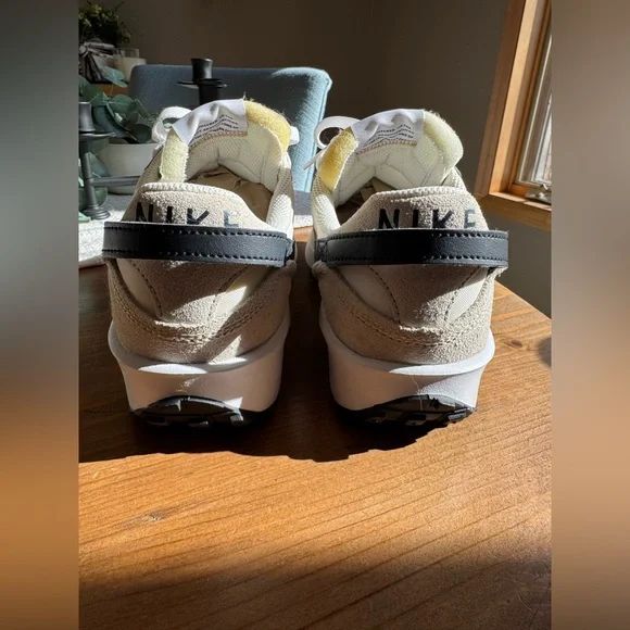 EUC - WOMEN'S NIKE WAFFLE DEBUT SNEAKERS - Picture 11 of 12